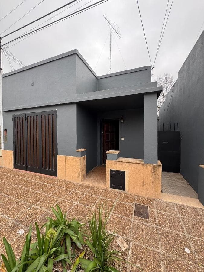 HOUSE IN DOWNTOWN LUJÁN IN NEED OF RENOVATION