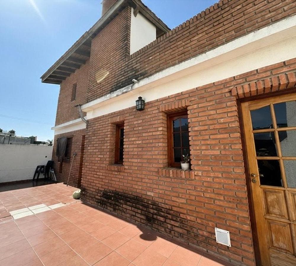 6-room house with a garage and 2 commercial spaces