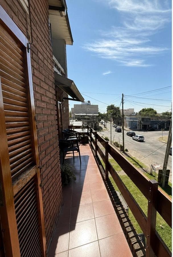 6-room house with a garage and 2 commercial spaces