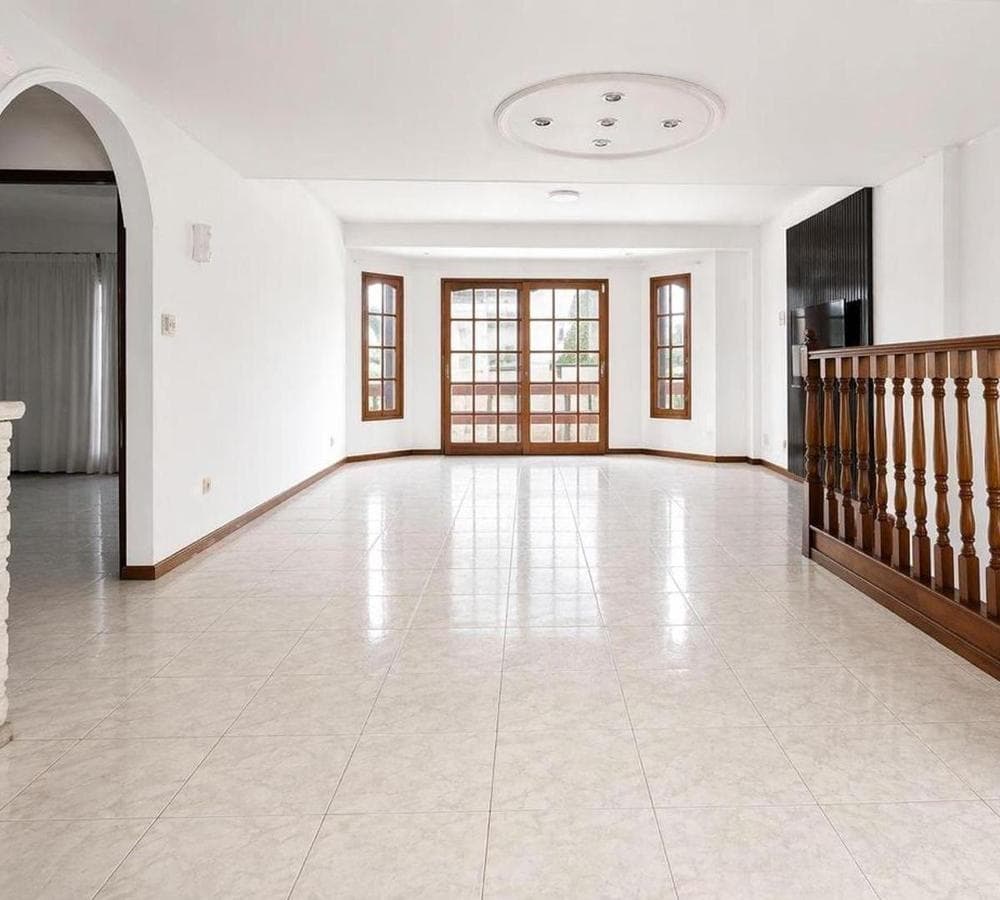 6-room house with a garage and 2 commercial spaces