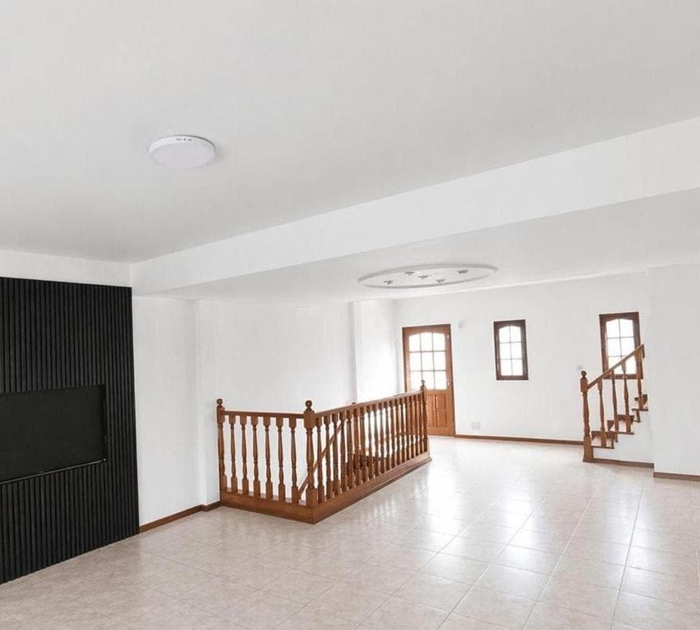6-room house with a garage and 2 commercial spaces