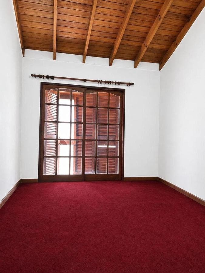 6-room house with a garage and 2 commercial spaces