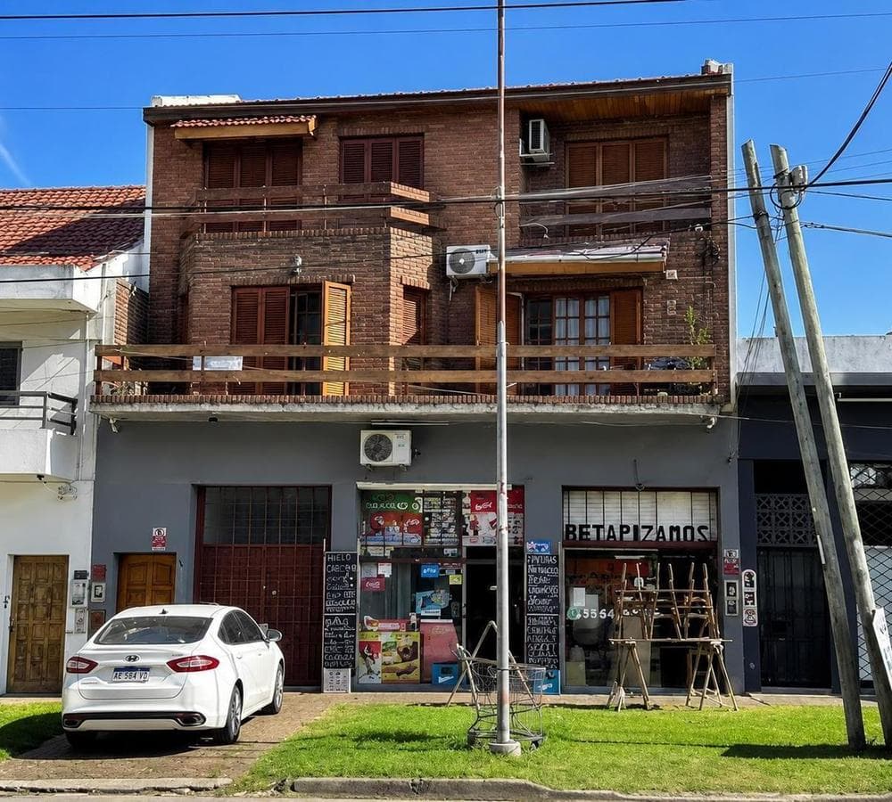 6-room house with a garage and 2 commercial spaces