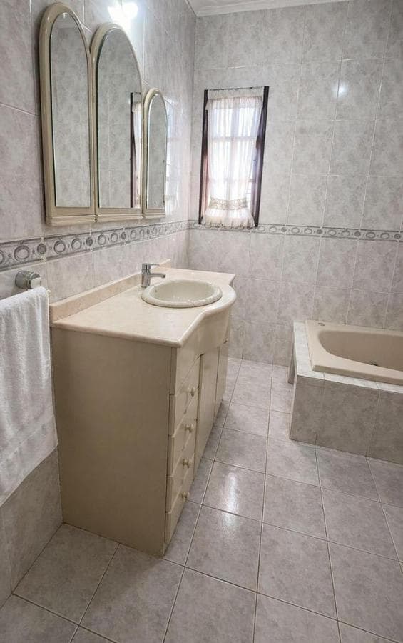 6-room house with a garage and 2 commercial spaces