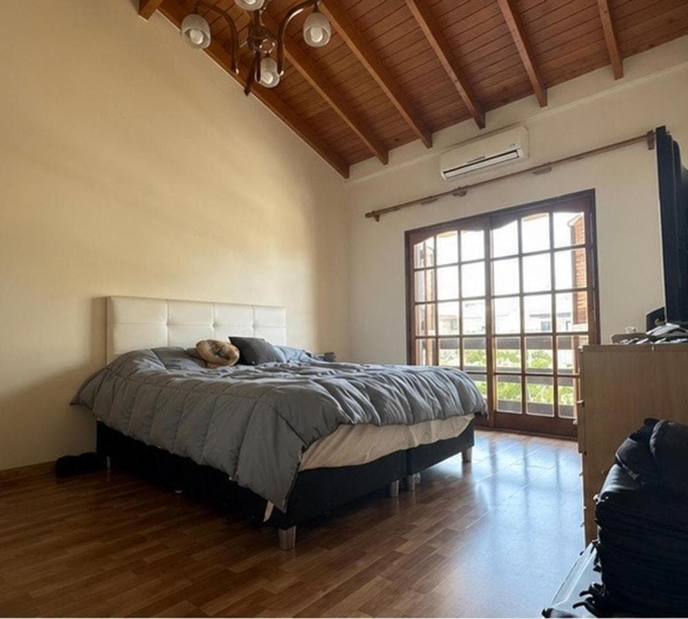 6-room house with a garage and 2 commercial spaces