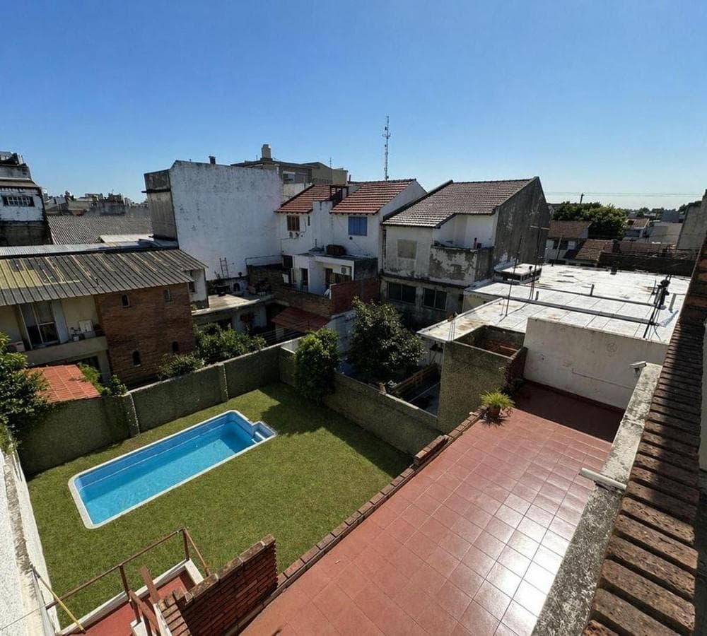 6-room house with a garage and 2 commercial spaces