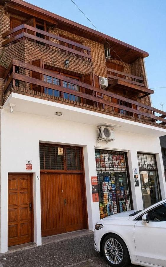 6-room house with a garage and 2 commercial spaces