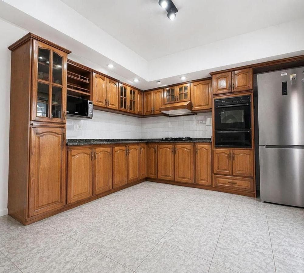 6-room house with a garage and 2 commercial spaces