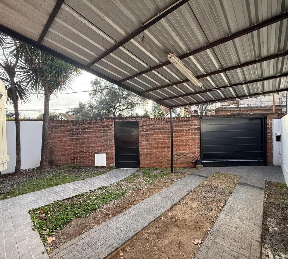 3-room house with garage, automatic gate, and terrace