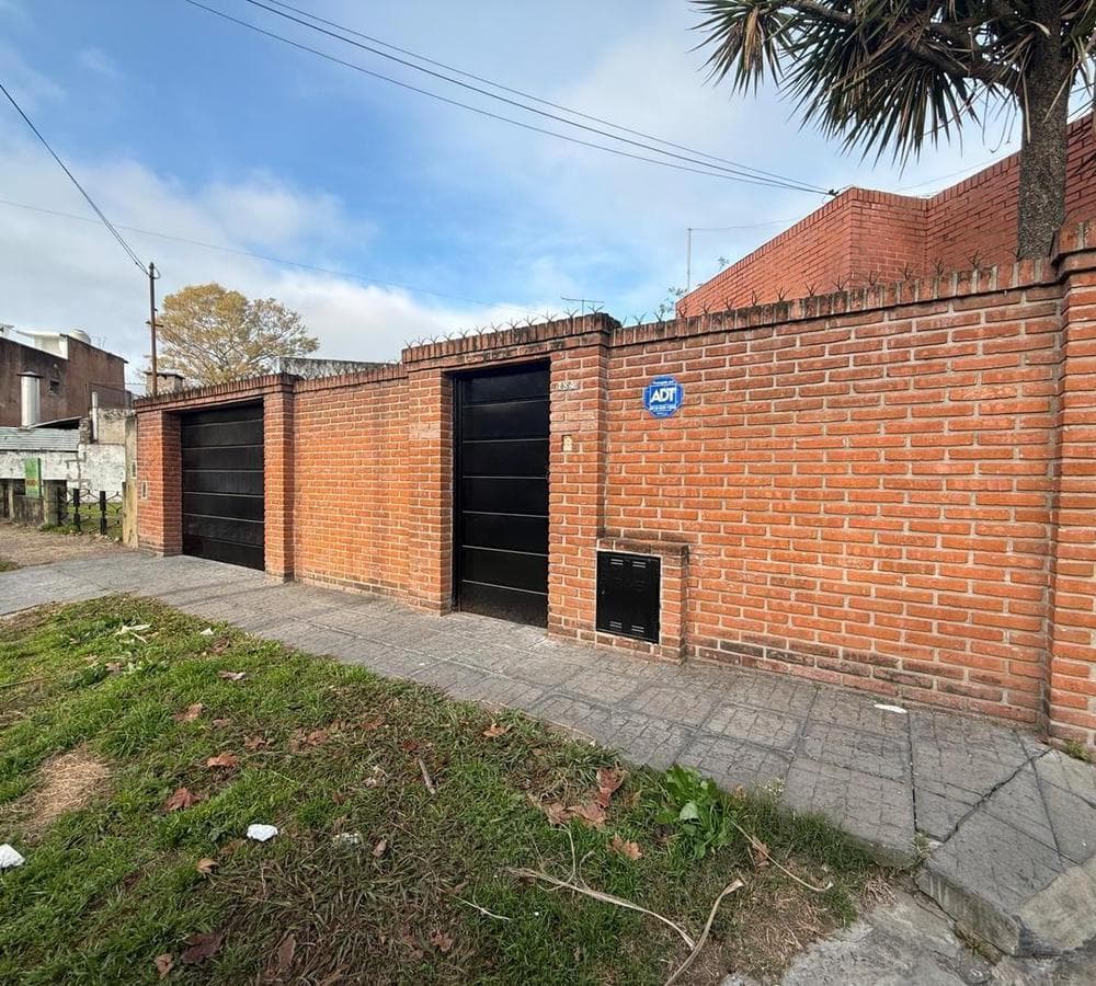 3-room house with garage, automatic gate, and terrace
