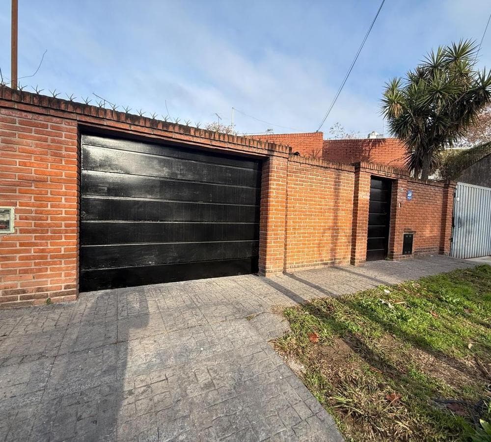 3-room house with garage, automatic gate, and terrace