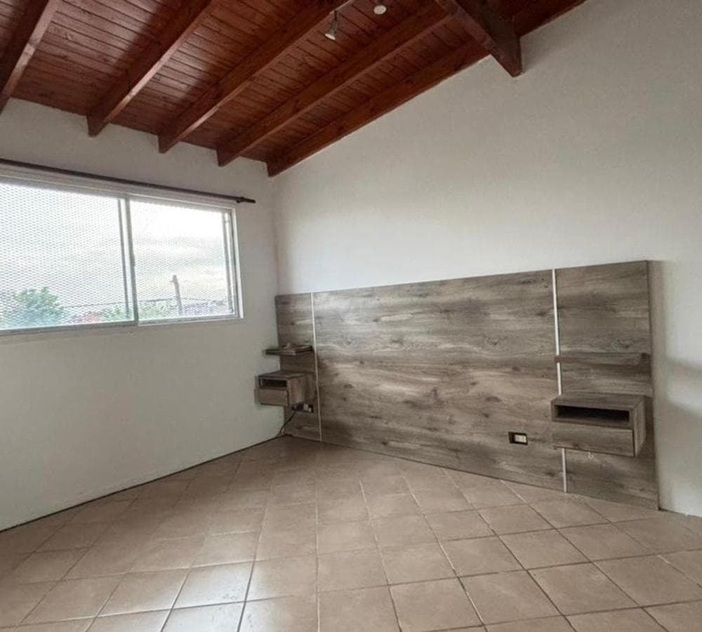 3-Bedroom PH-Style Apartment with Balcony in Caseros