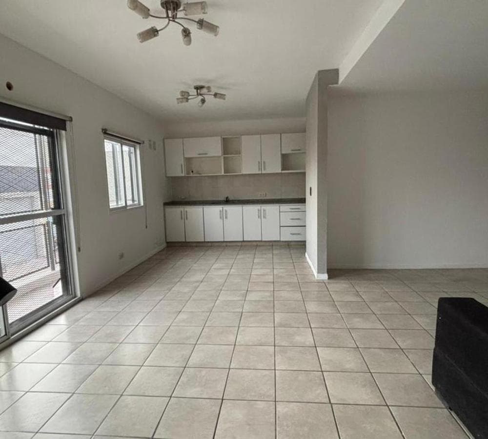 3-Bedroom PH-Style Apartment with Balcony in Caseros