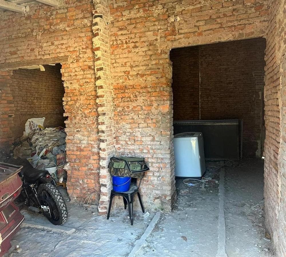 HOUSE TO RENOVATE - EXCELLENT OPPORTUNITY FOR INVESTORS!