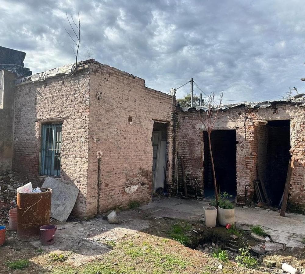 HOUSE TO RENOVATE - EXCELLENT OPPORTUNITY FOR INVESTORS!