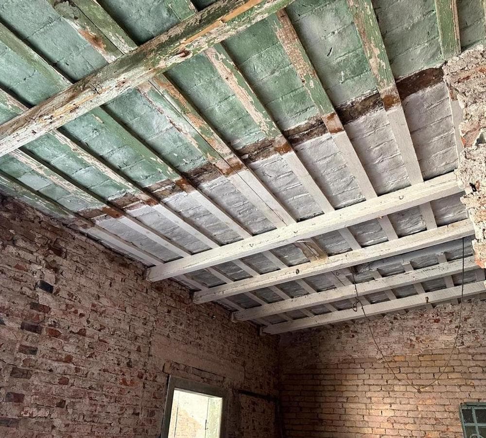 HOUSE TO RENOVATE - EXCELLENT OPPORTUNITY FOR INVESTORS!