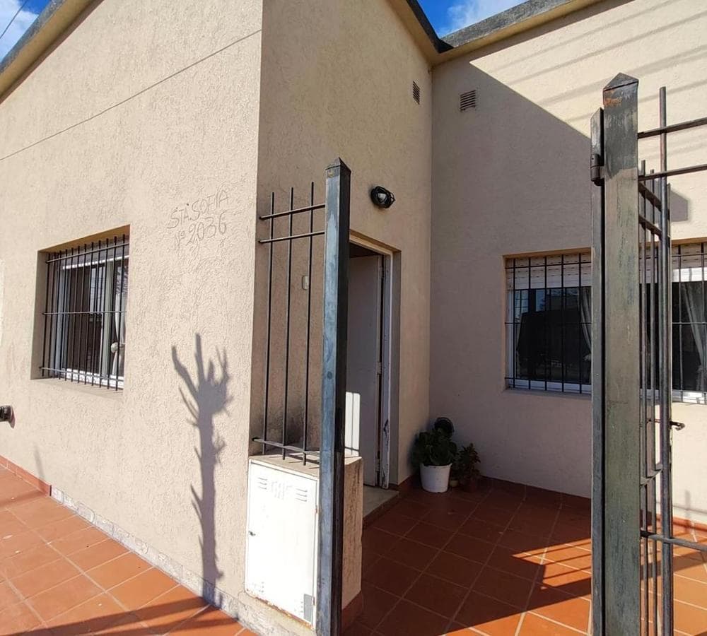 HOUSE ELIGIBLE FOR MORTGAGE IN THE CONSTANTINI NEIGHBORHOOD, LUJÁN