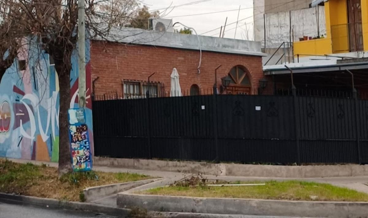 4-ROOM HOUSE FOR SALE WITH A POOL AND COMMERCIAL SPACE IN HURLING