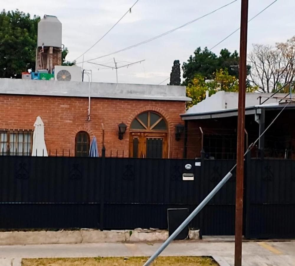 4-ROOM HOUSE FOR SALE WITH A POOL AND COMMERCIAL SPACE IN HURLING