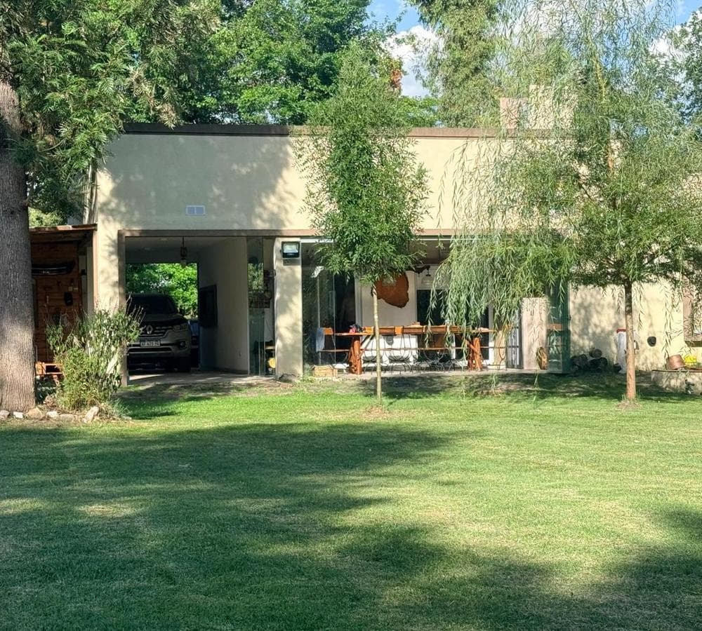 House for sale in Lomas de San Francisco, 1,500 m² lot.