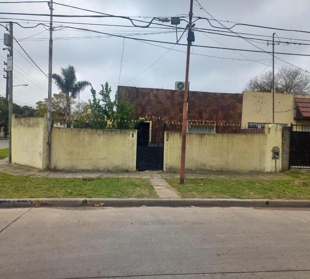 HOUSE IN THE SARMIENTO NEIGHBORHOOD—ELIGIBLE FOR A LOAN