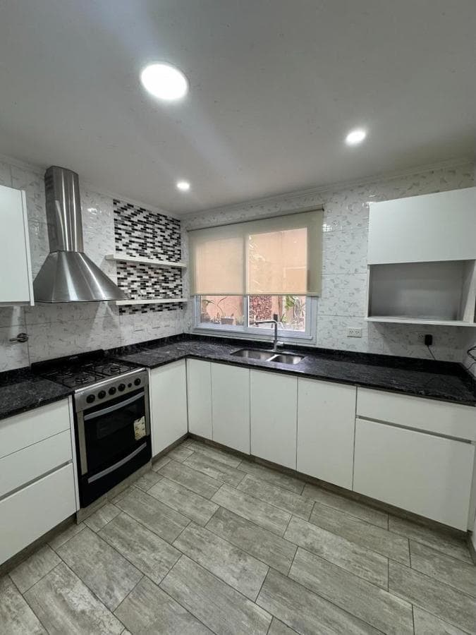 Casa remodelada con pileta y galería, 3 hab, San Miguel.