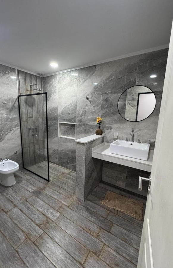 Casa remodelada con pileta y galería, 3 hab, San Miguel.