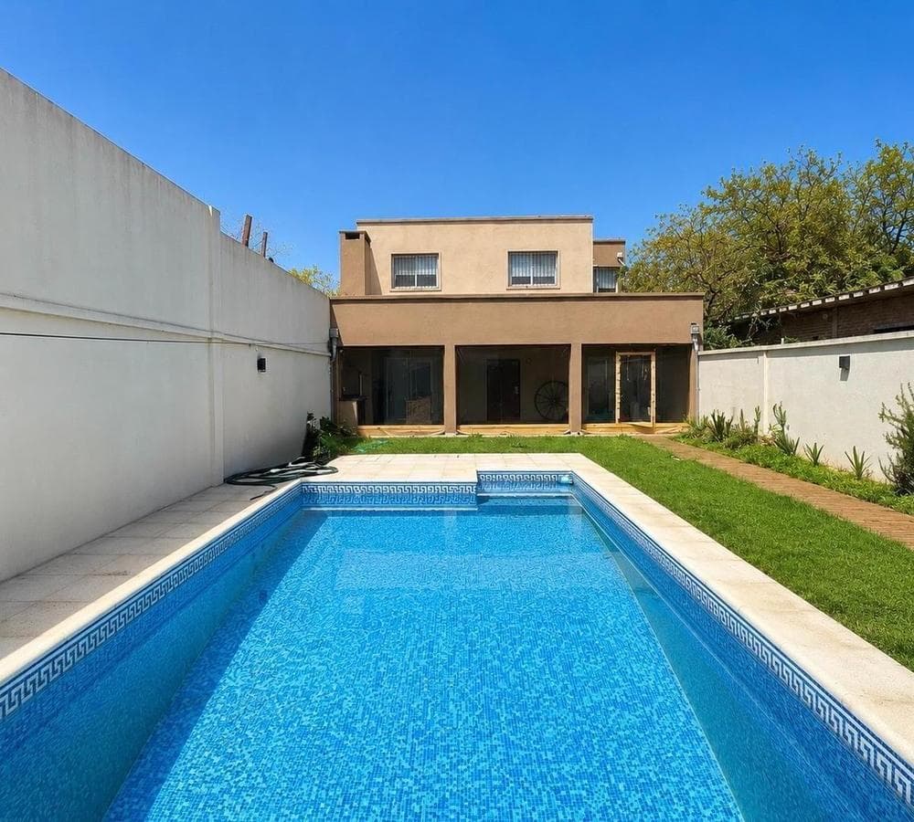 Renovated house with a pool and a porch, 3 bedrooms, San Miguel.