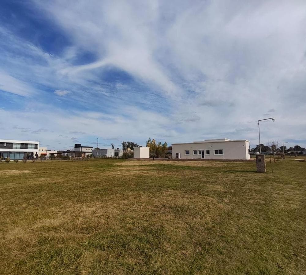FOR SALE: INNER LOT IN THE LOS JUNCOS NEIGHBORHOOD