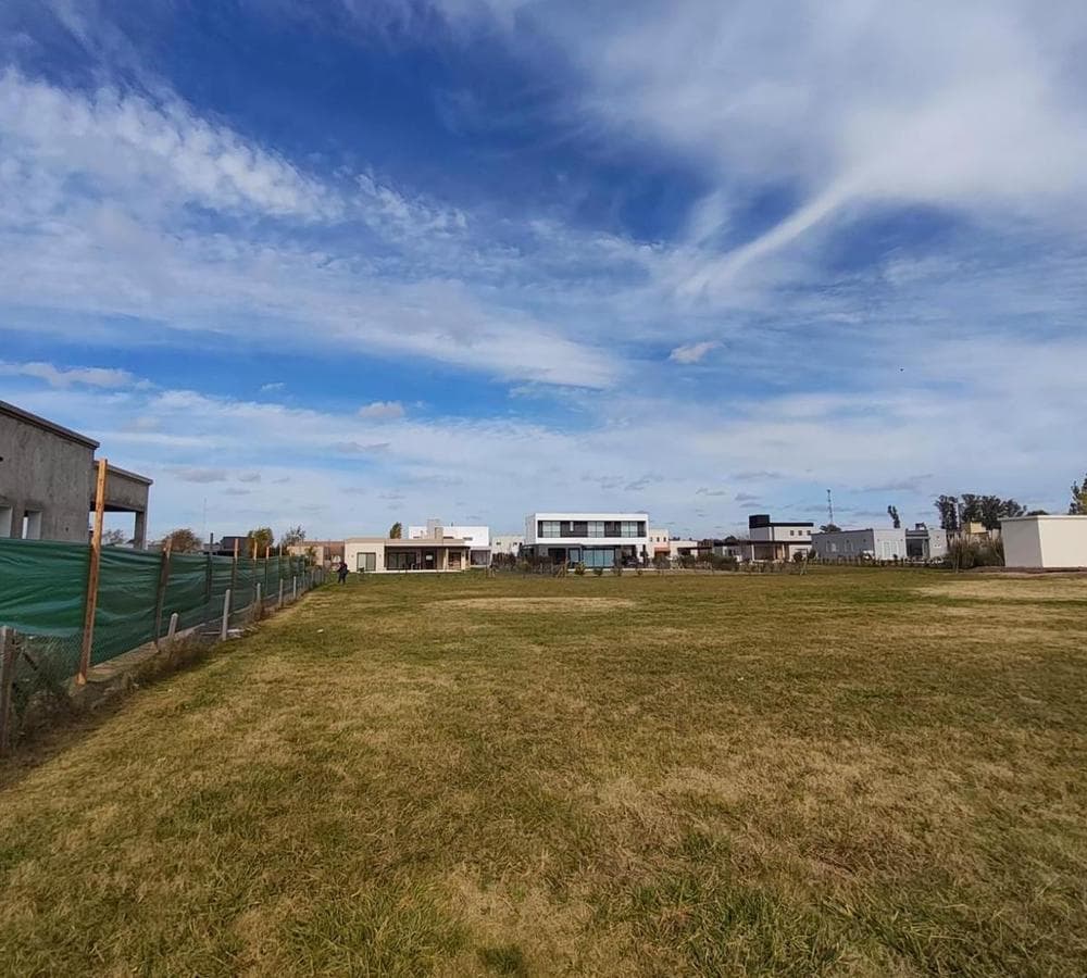 FOR SALE: INNER LOT IN THE LOS JUNCOS NEIGHBORHOOD
