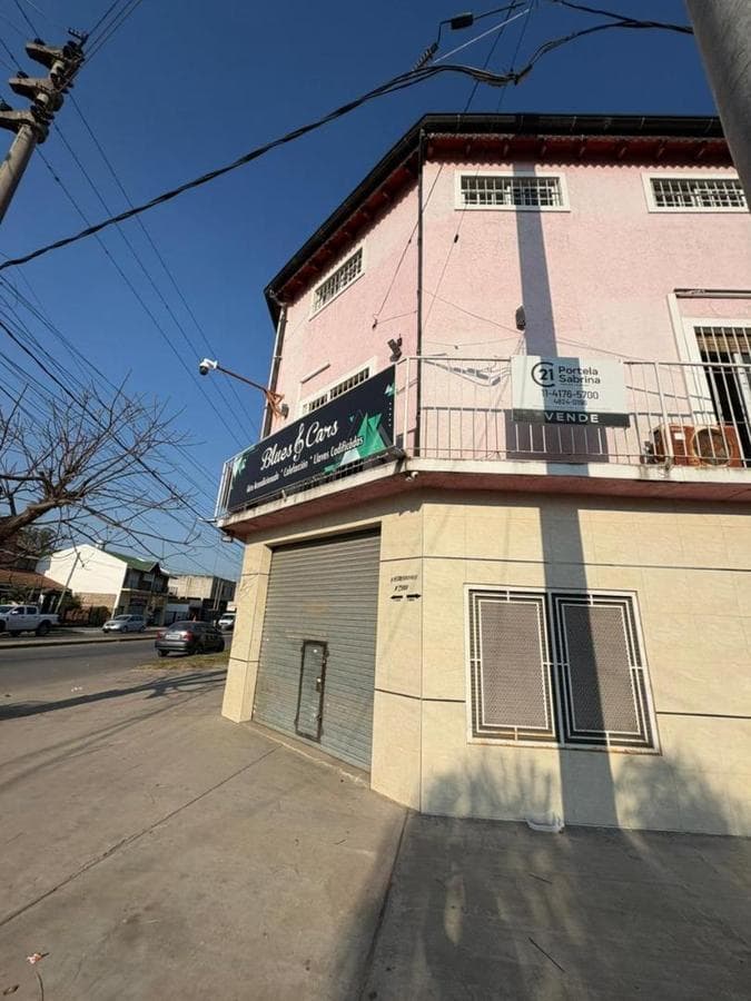 House for Sale with Commercial Space on a Main Avenue in Moreno