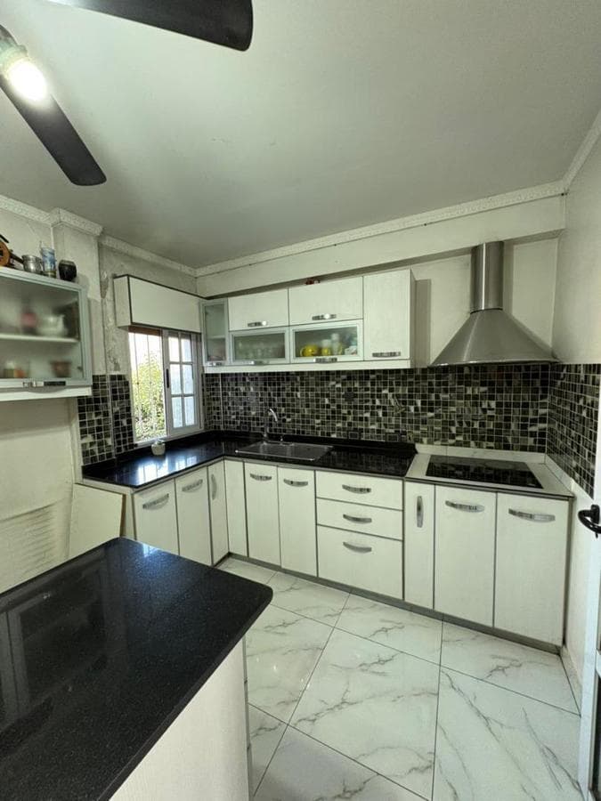 House for Sale with Commercial Space on a Main Avenue in Moreno