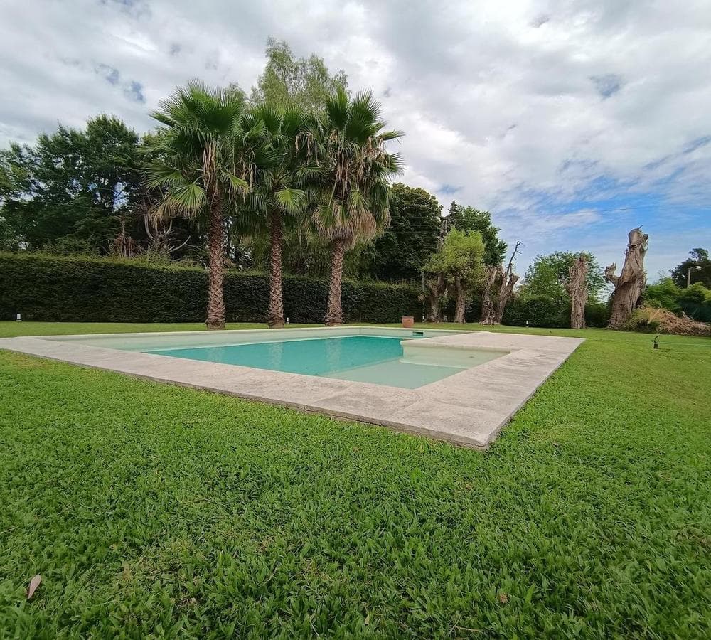 House with spacious, bright rooms and a large yard