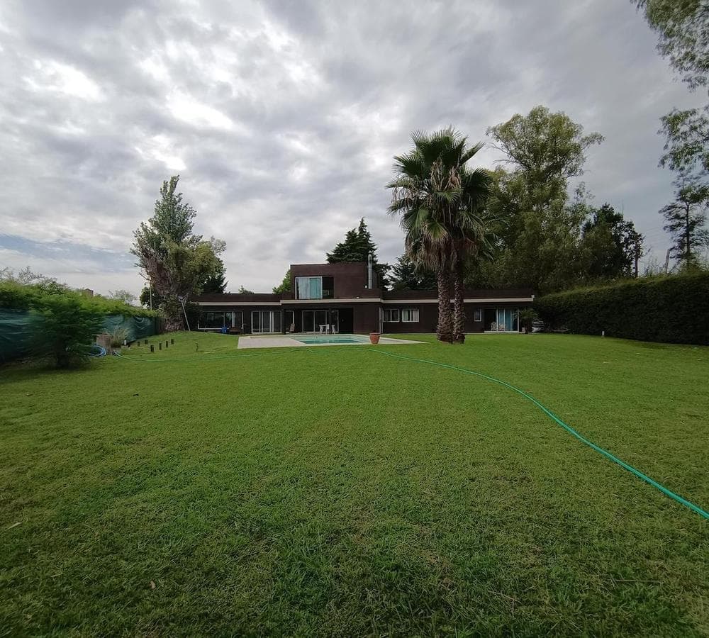 House with spacious, bright rooms and a large yard