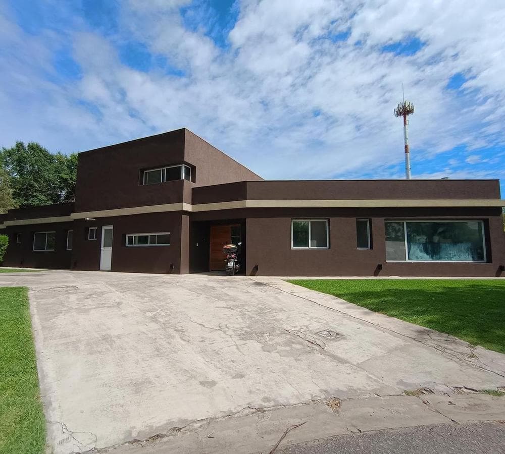 House with spacious, bright rooms and a large yard