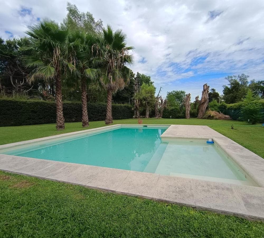 House with spacious, bright rooms and a large yard