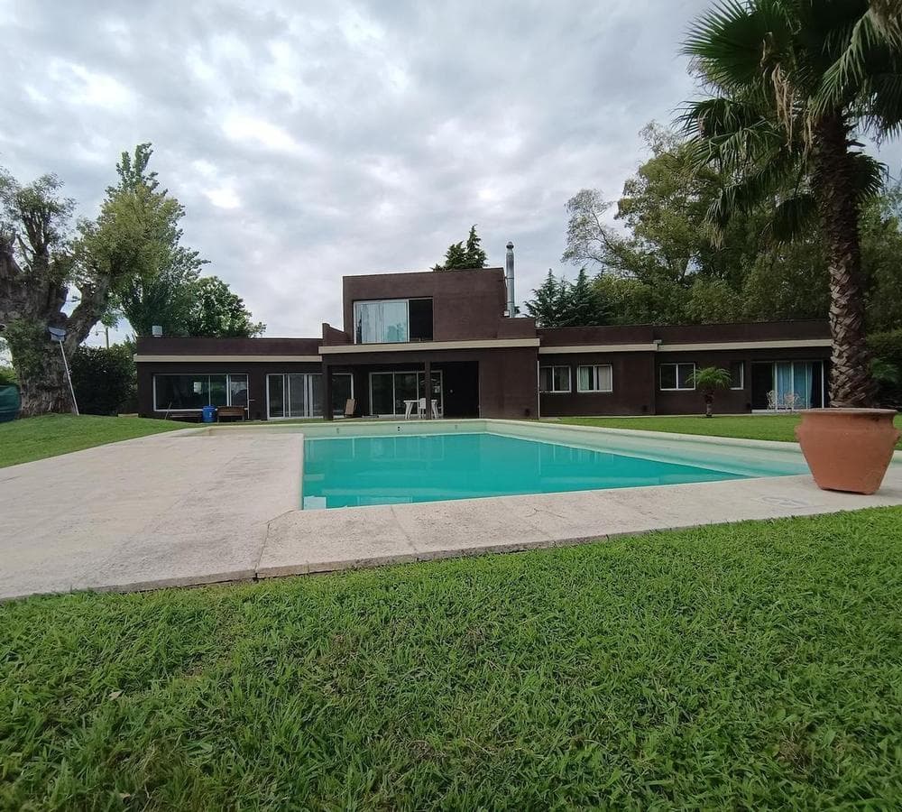House with spacious, bright rooms and a large yard