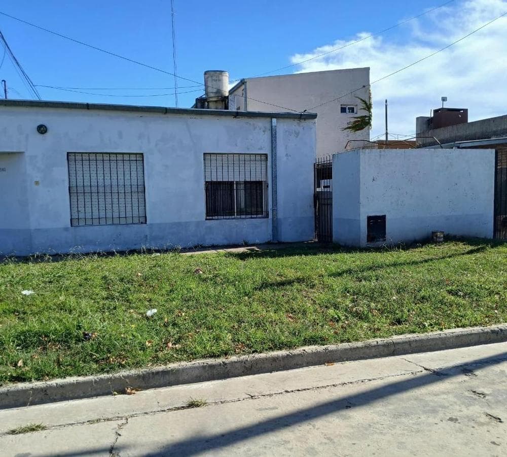 "COMPLEX + HOUSE ON THE SAME LOT IN CHIVILCOY"