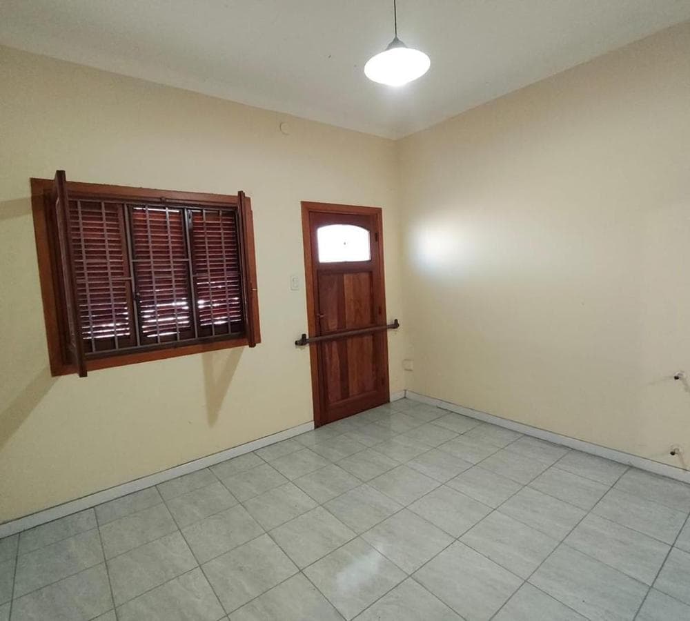 HOUSE FOR SALE IN THE ZAPIOLA NEIGHBORHOOD