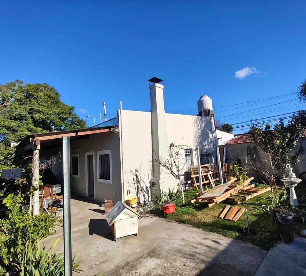 HOUSE FOR SALE IN THE ZAPIOLA NEIGHBORHOOD