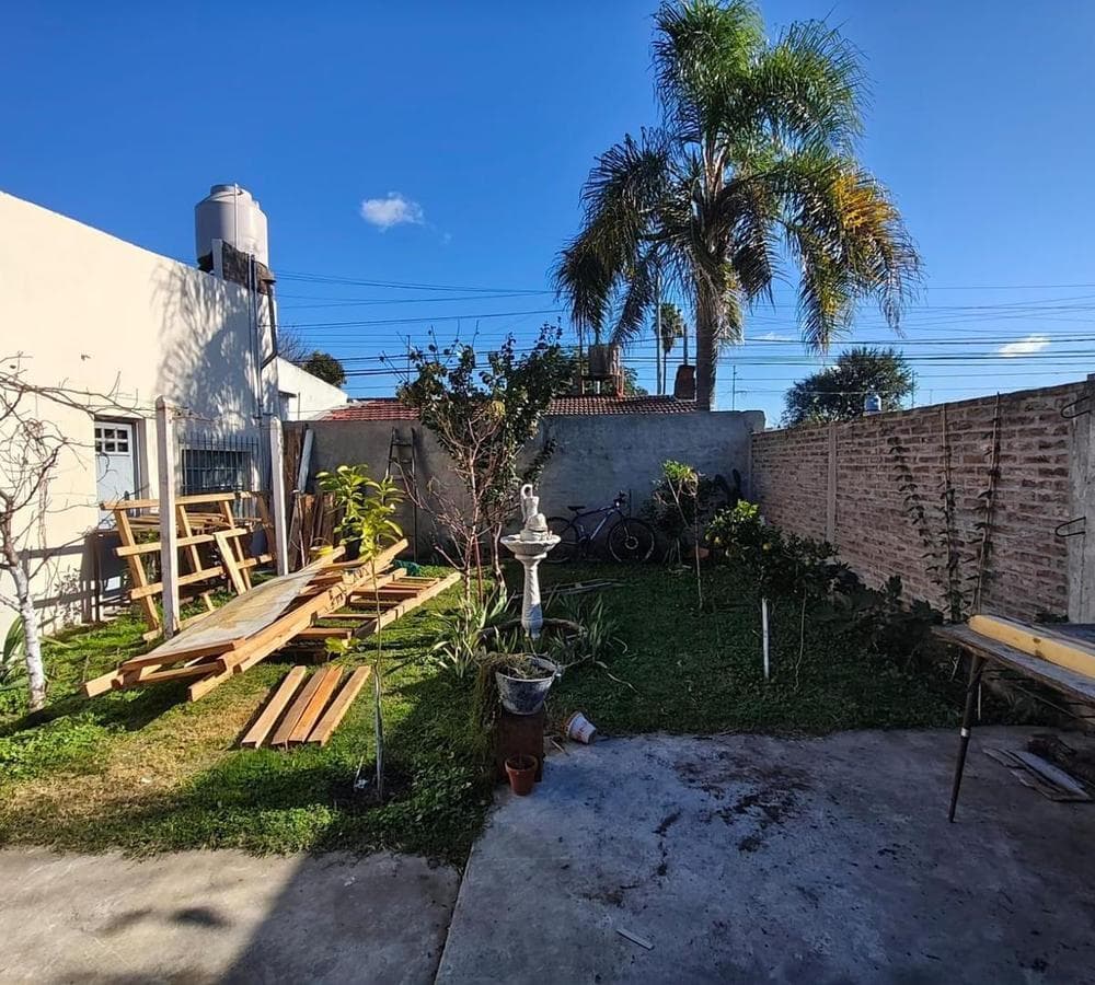 HOUSE FOR SALE IN THE ZAPIOLA NEIGHBORHOOD