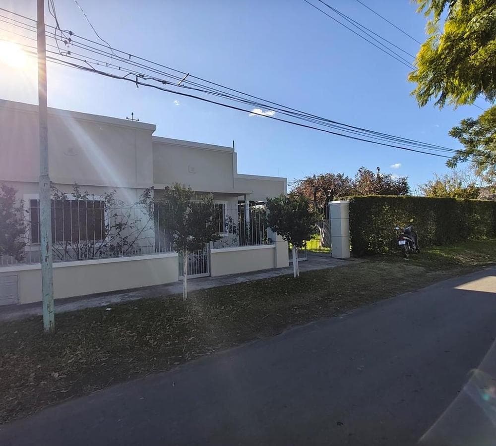 HOUSE FOR SALE IN THE ZAPIOLA NEIGHBORHOOD