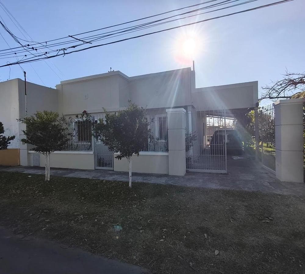 HOUSE FOR SALE IN THE ZAPIOLA NEIGHBORHOOD