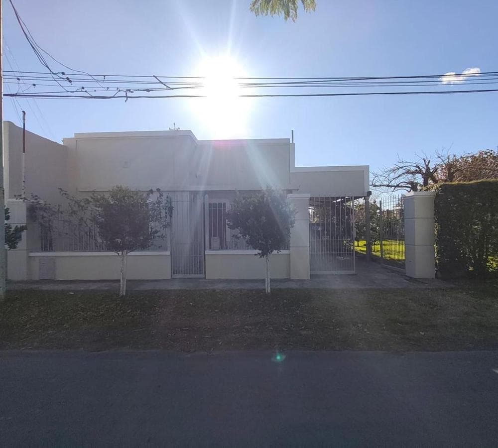 HOUSE FOR SALE IN THE ZAPIOLA NEIGHBORHOOD