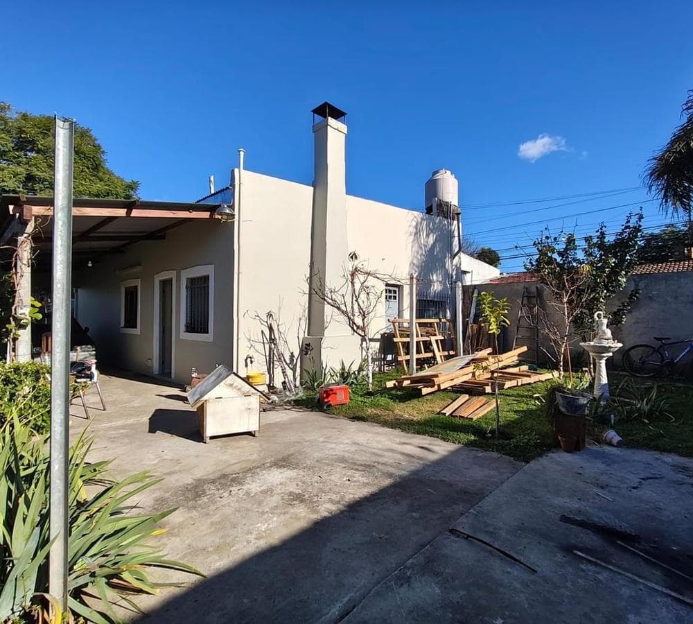 HOUSE FOR SALE IN THE ZAPIOLA NEIGHBORHOOD