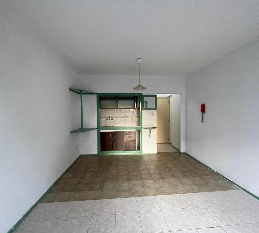 Studio Apartment for Rent in Monserrat—Excellent Location