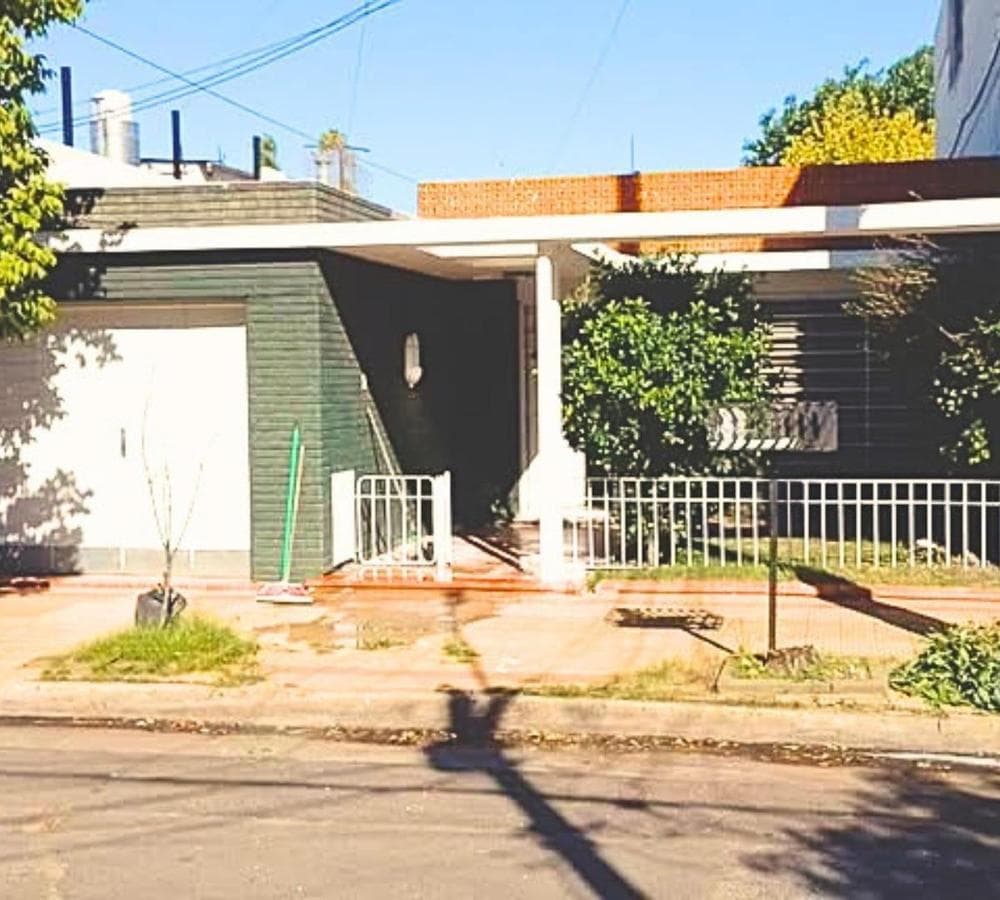4-Room Family Home with Garage and 2 Bathrooms