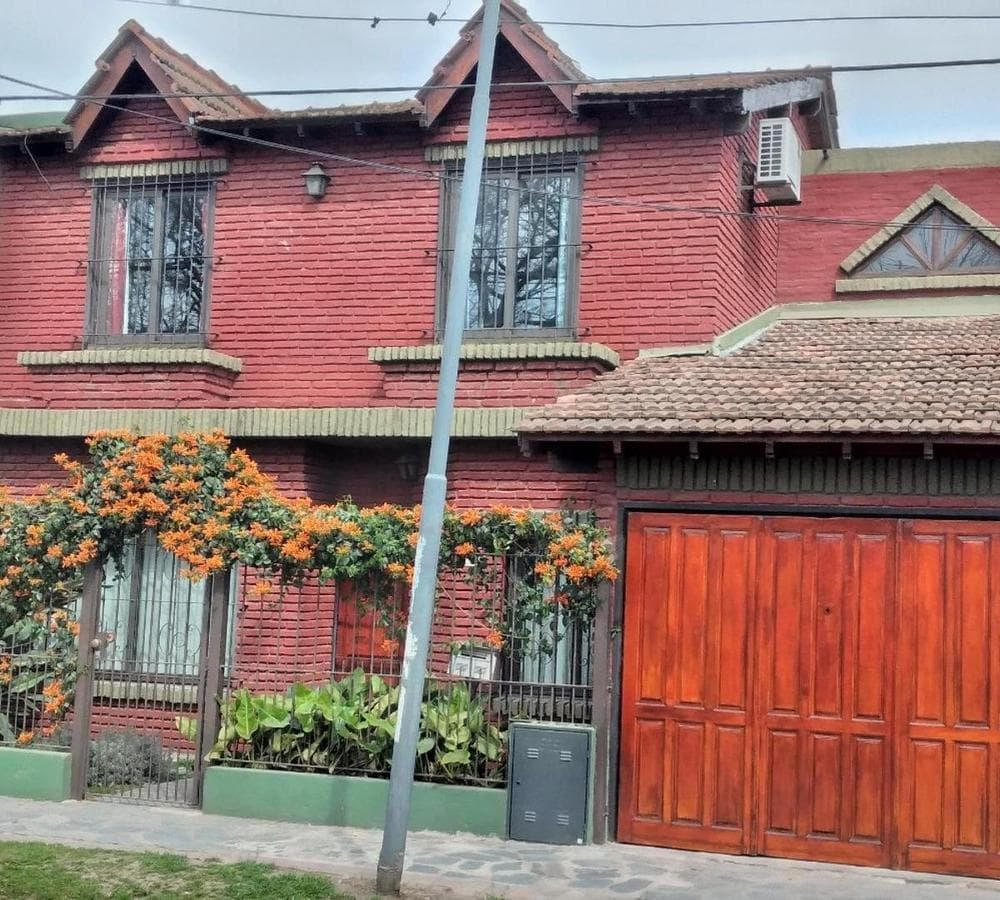 Chalet-Style House for Sale in Moreno