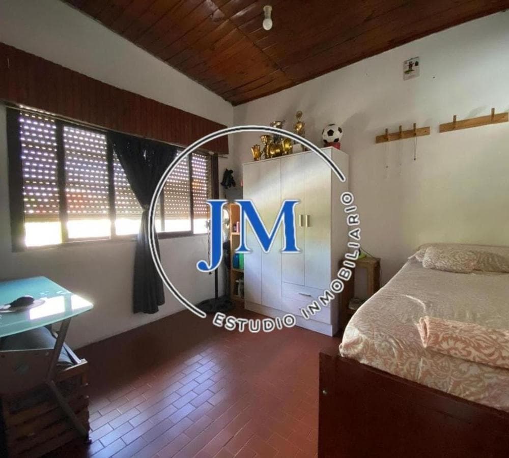 PH WITH REAR FACING VIEW, HIGH CEILINGS + ILLUMINATED "BACON" SIGN, EXCELLENT LOCATION
