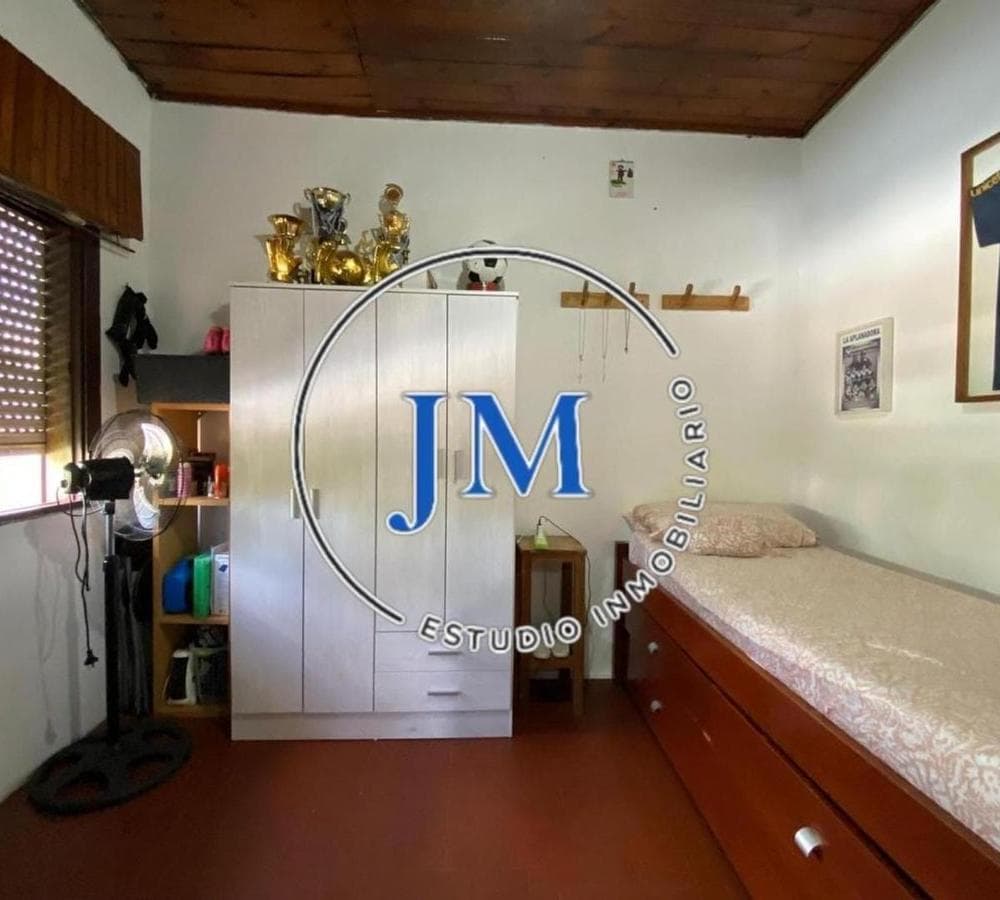 PH WITH REAR FACING VIEW, HIGH CEILINGS + ILLUMINATED "BACON" SIGN, EXCELLENT LOCATION